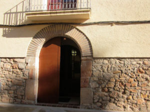 Porta d'entrada a Alzina de Collbató